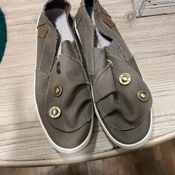 NEW!  Jolimall slide on shoe.  Perfect neutral color with 3 buttons  - cute shoe - Picture 3 of 4